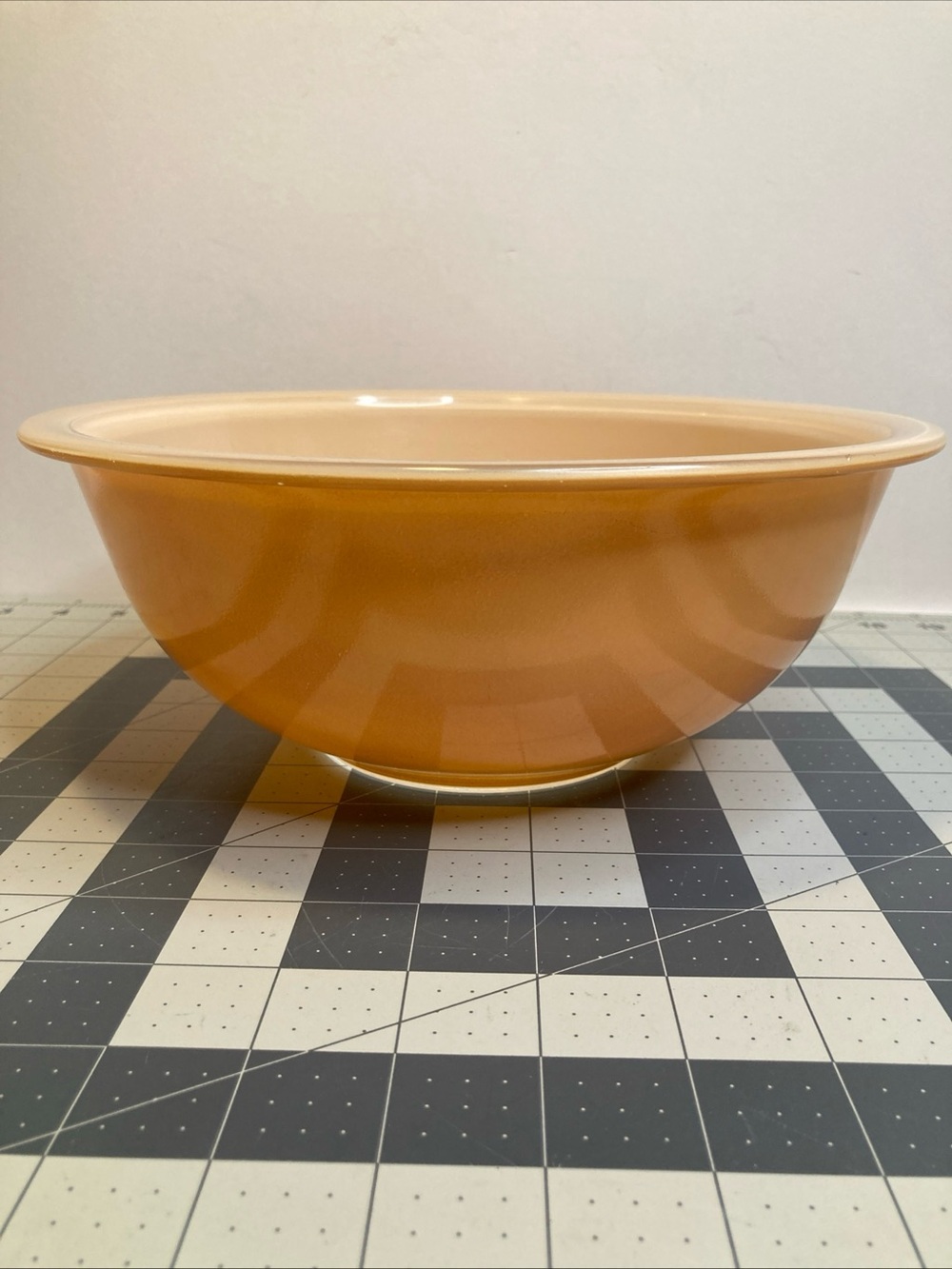 Vintage Pyrex Peach With Clear Bottom 325 2.5L Bowl